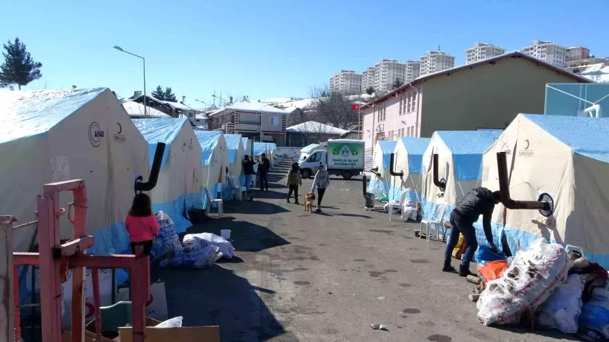 Depremin vurduğu Akçadağ\'da yaralar sarılıyor