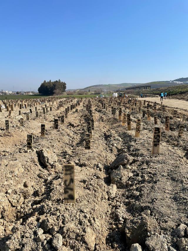 Depremin yıktığı Hatay'da cenazelerin defnedildiği alan görüntülendi