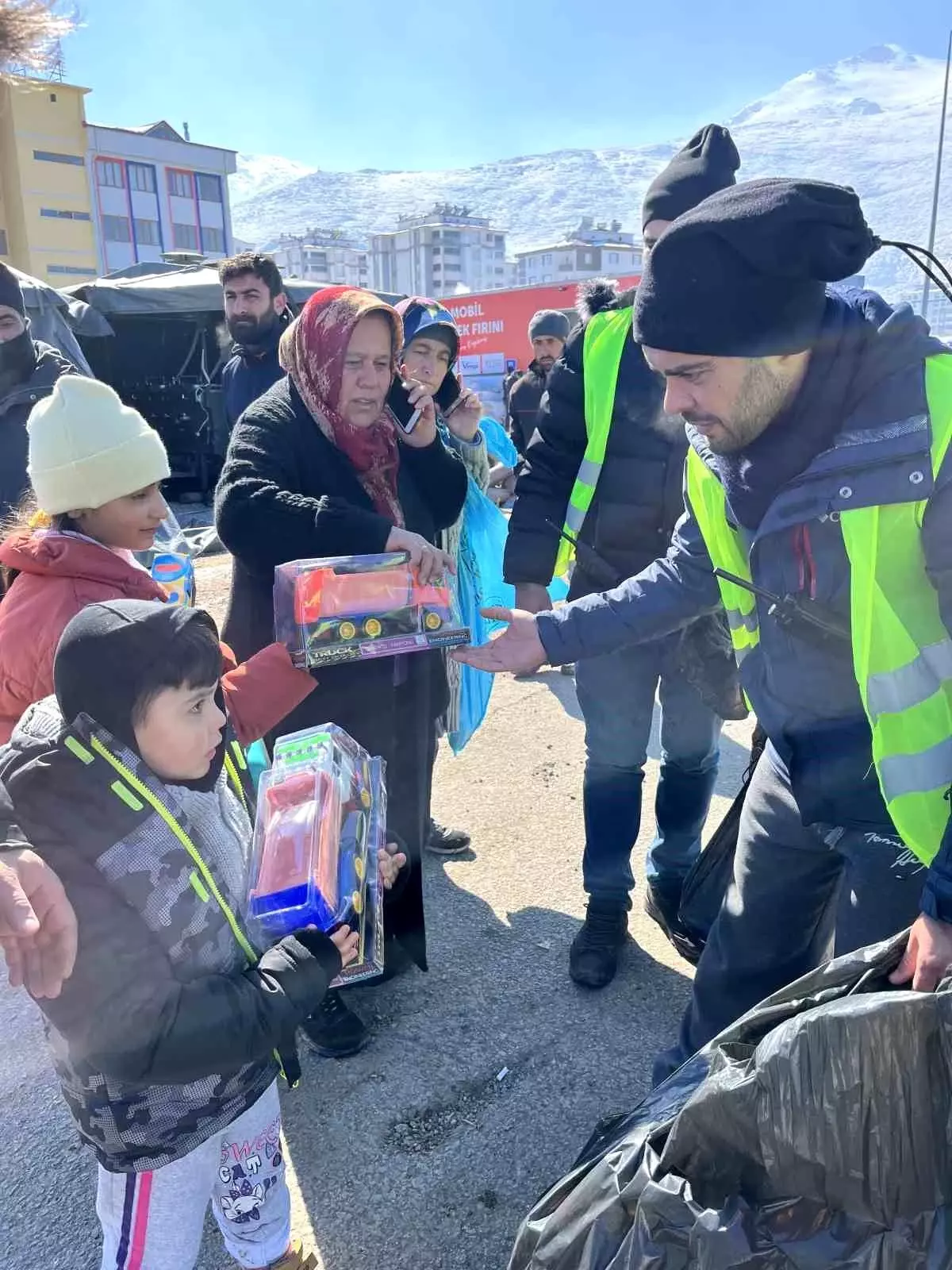 Depremzede çocuklar için oyuncak dolusu araçlar afet bölgesinde