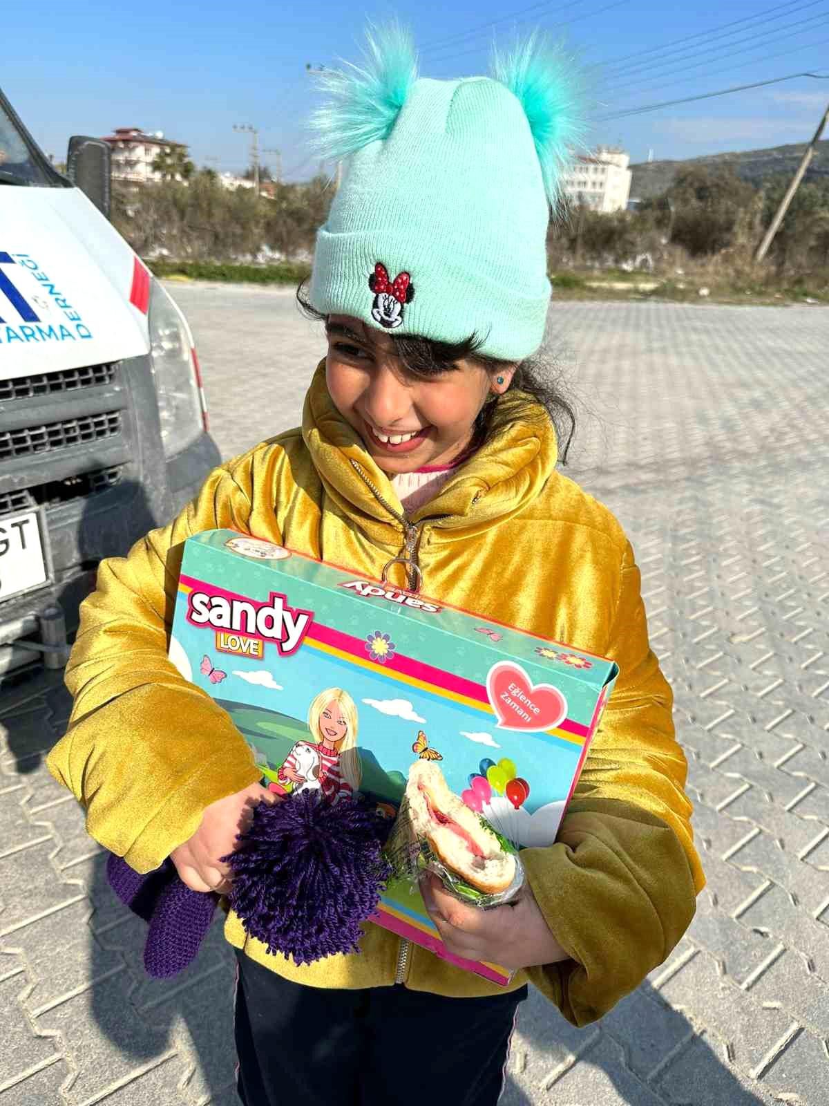 Depremzede çocukların oyuncak mutluluğu
