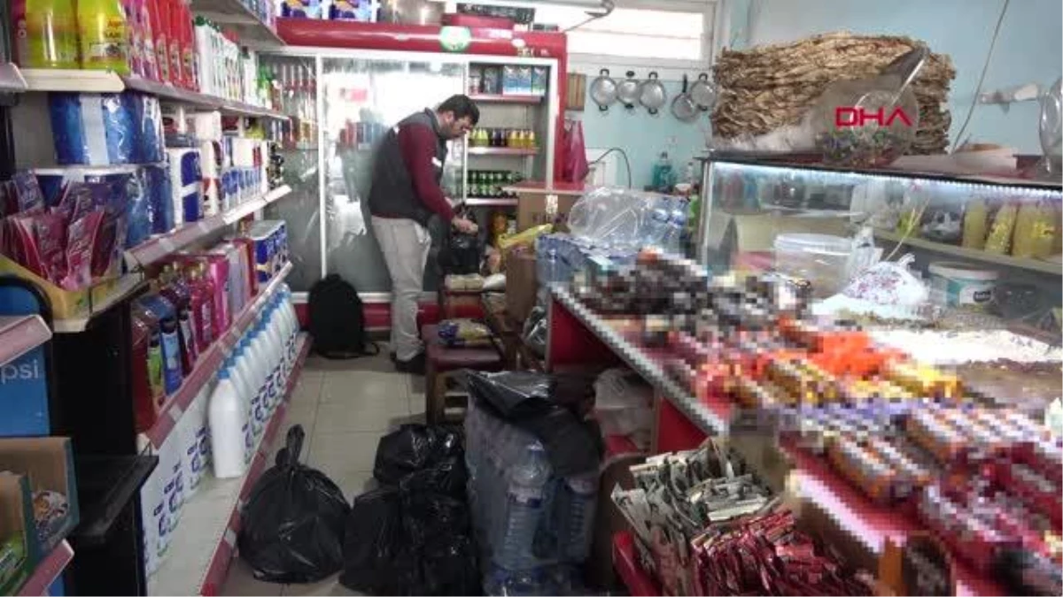 DEPREMZEDE ESNAF, İŞ YERİNDEKİ GIDALARI KOLİLERE DOLDURUP, DEPREMZEDELERE ULAŞTIRDI