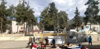 Emine öğretmen, depremzede çocukları eğlendiriyor