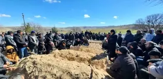 Enkazda hayatını kaybeden anne ve 3 çocuğu yan yana defnedildi