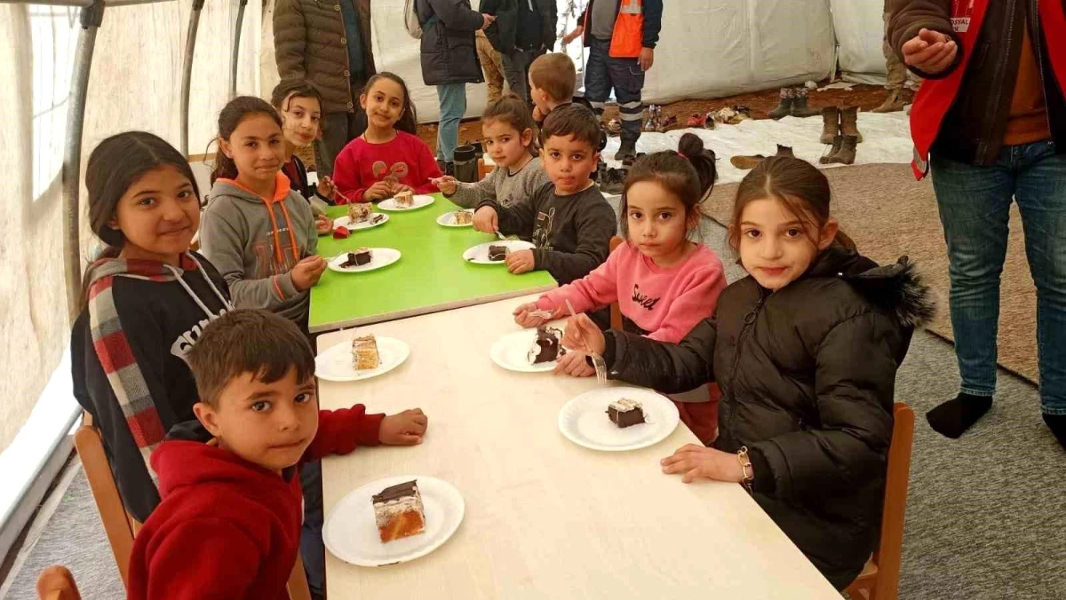 Enkazdan kurtarılan Eymen\'in doğum gününü Aile ve Sosyal Hizmetler Bakanlığı personelleri kutladı