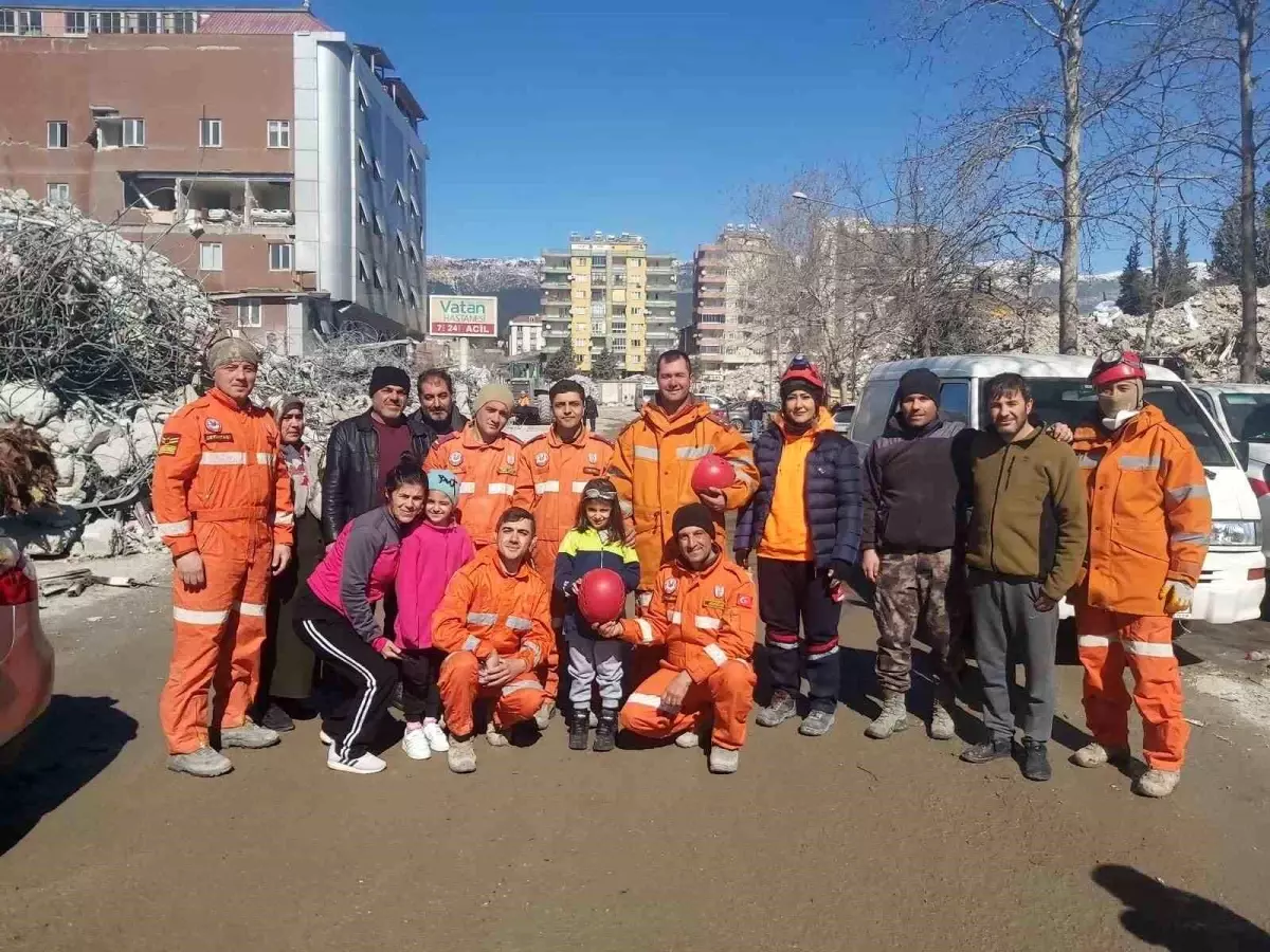 Enkazdan sağ kurtarılan Beren Dalkıran\'ı Mehmetçik ziyaret etti