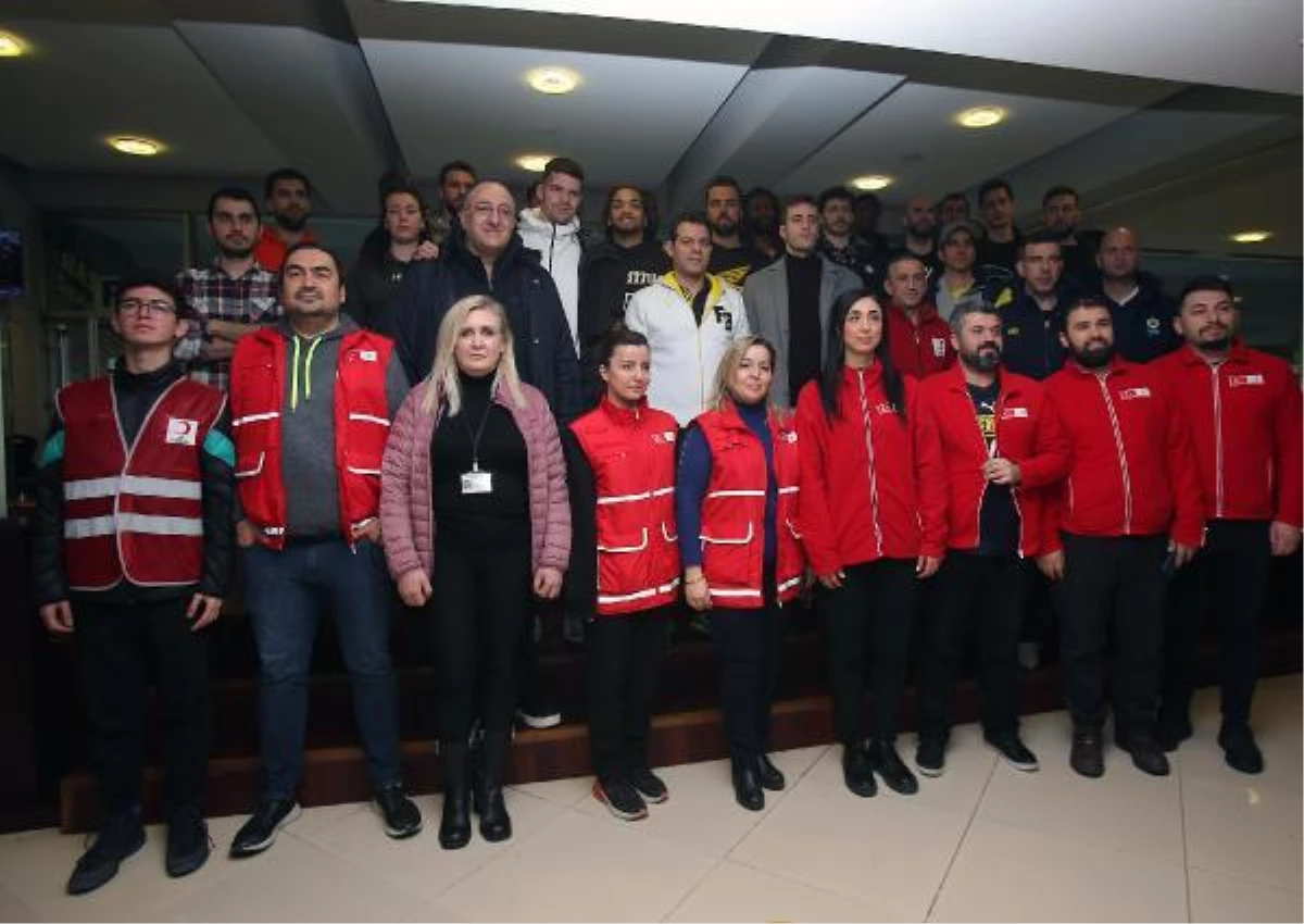 Fenerbahçe\'deki kan bağışı kampanyasına futbol ve basketbolculardan destek