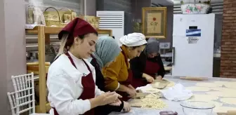 Gürsulu kadınlar çölyak hastası depremzedeler için erişte üretiyor