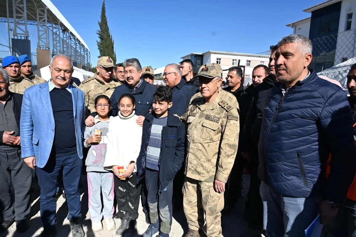 Jandarma Genel Komutanı Orgeneral Çetin, Osmaniye\'de depremzedeleri ziyaret etti