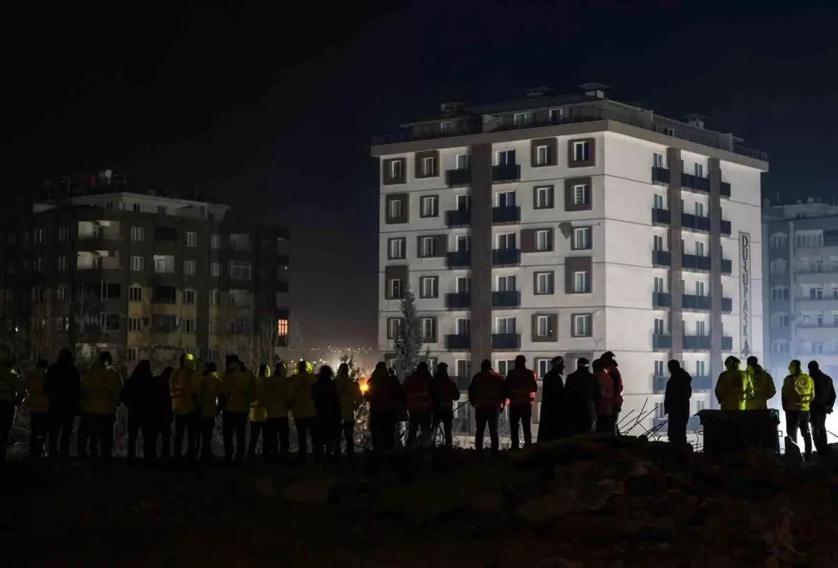 Gece boyunca enkaz altındaki yakınlarından haber beklediler