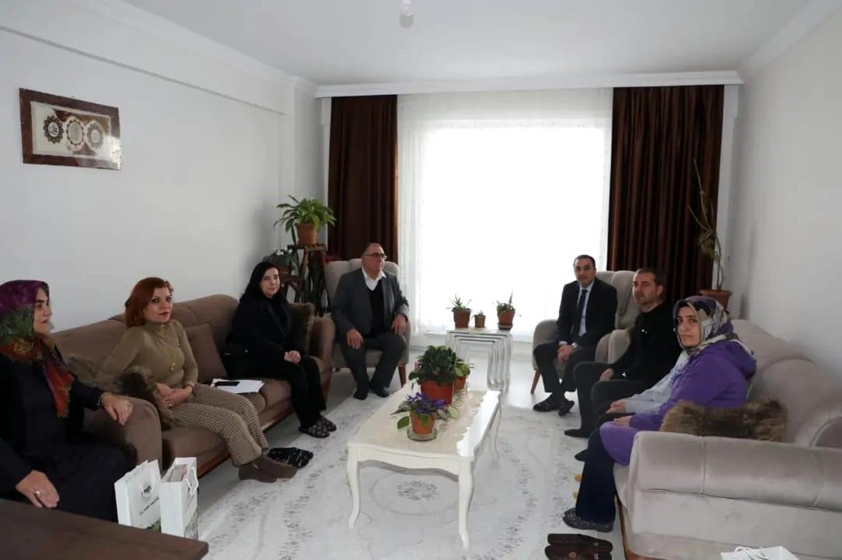 Kars Valisi Öksüz\'den depremzedelere ziyaret