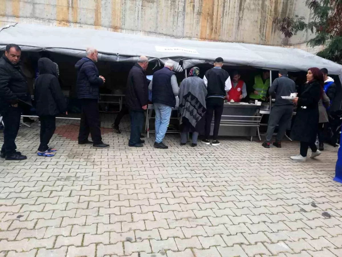 Kaş\'ta depremzedelere sıcak yemek desteği