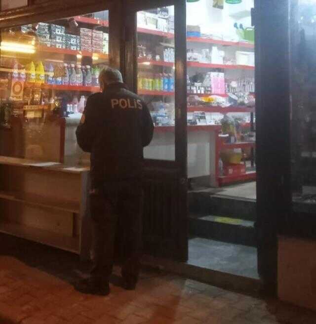 Kendini depremzede olarak tanıtarak topladığı yardım malzemelerini iş yerinde satan kişi tutuklandı Kendini depremzede olarak tanıtarak topladığı yardım malzemelerini iş yerinde satan kişi tutuklandı