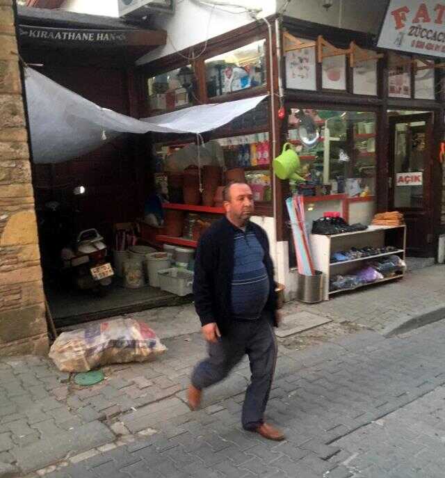 Kendini depremzede olarak tanıtarak topladığı yardım malzemelerini iş yerinde satan kişi tutuklandı Kendini depremzede olarak tanıtarak topladığı yardım malzemelerini iş yerinde satan kişi tutuklandı