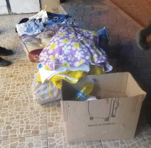 Kendini depremzede olarak tanıtarak topladığı yardım malzemelerini iş yerinde satan kişi tutuklandı Kendini depremzede olarak tanıtarak topladığı yardım malzemelerini iş yerinde satan kişi tutuklandı
