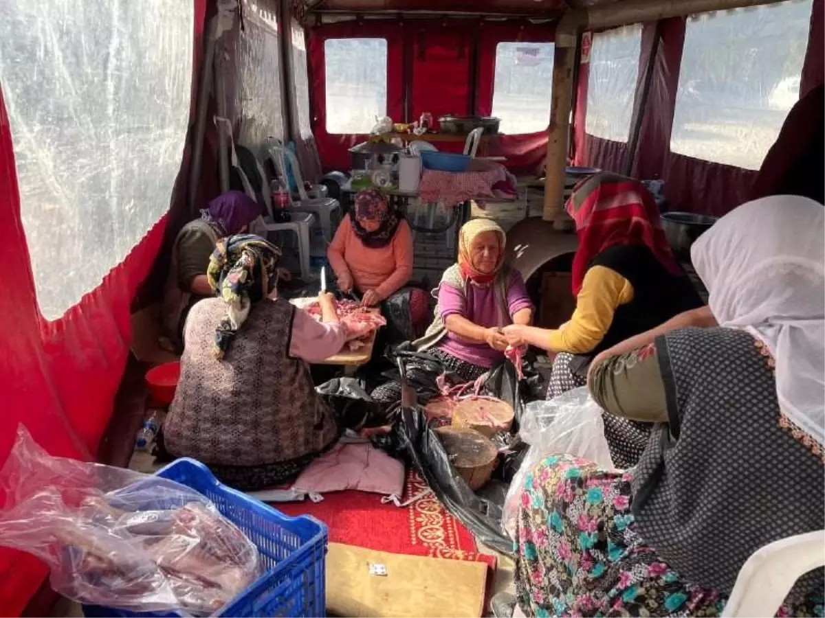 Köy Konağı depremzedeler için ücretsiz ikram merkezine dönüştürüldü