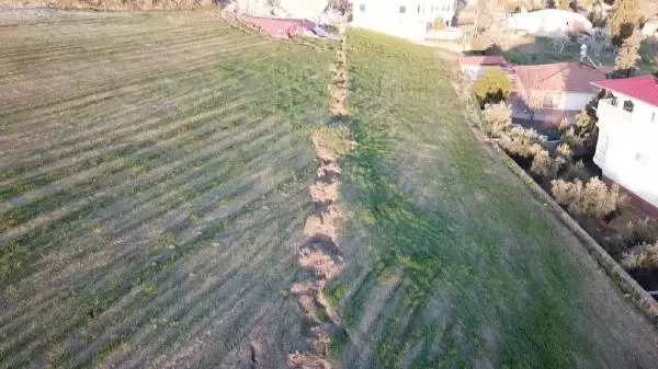 Köyü ikiye bölen yarık! Tarlaları ayırdı, evler yerle bir oldu