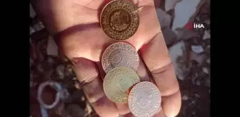 Madenciler enkazdan buldukları yüklü miktarda paraları teslim etti