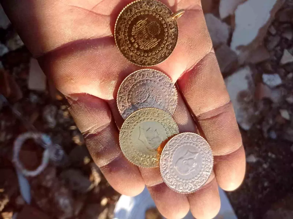 Madenciler enkazdan buldukları yüklü miktarda paraları teslim etti