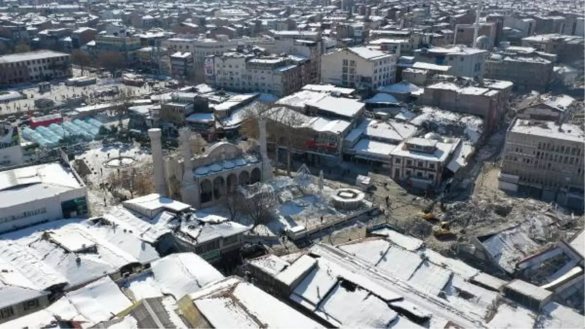 MALATYA\'DA YIKILAN BİNALARLA İLGİLİ SORUŞTURMADA 11 KİŞİYE TUTUKLAMA