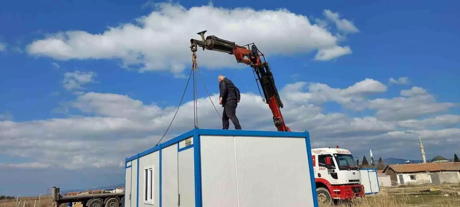 Manisa\'dan deprem bölgesine 17 konteyner ev