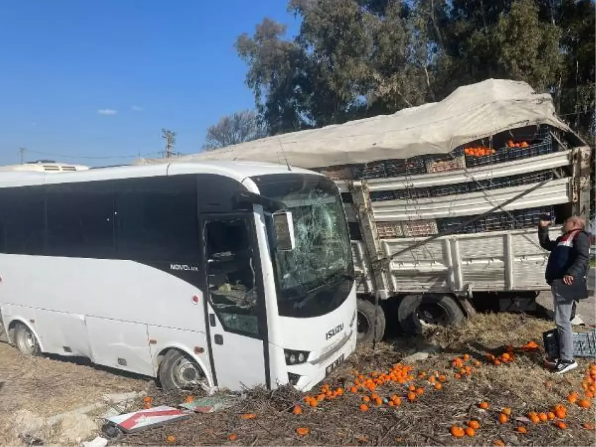 Mersin\'de cezaevi midibüsü ile kamyon çarpıştı: 23 yaralı