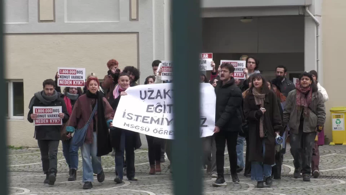 Mimar Sinan Üniversitesi Öğrencilerinden "Uzaktan Eğitim" Protestosu: "Öğrencileri Kapı Dışarı Ederek, Barınma Krizinin Artırılmasını Kabul Etmiyoruz"