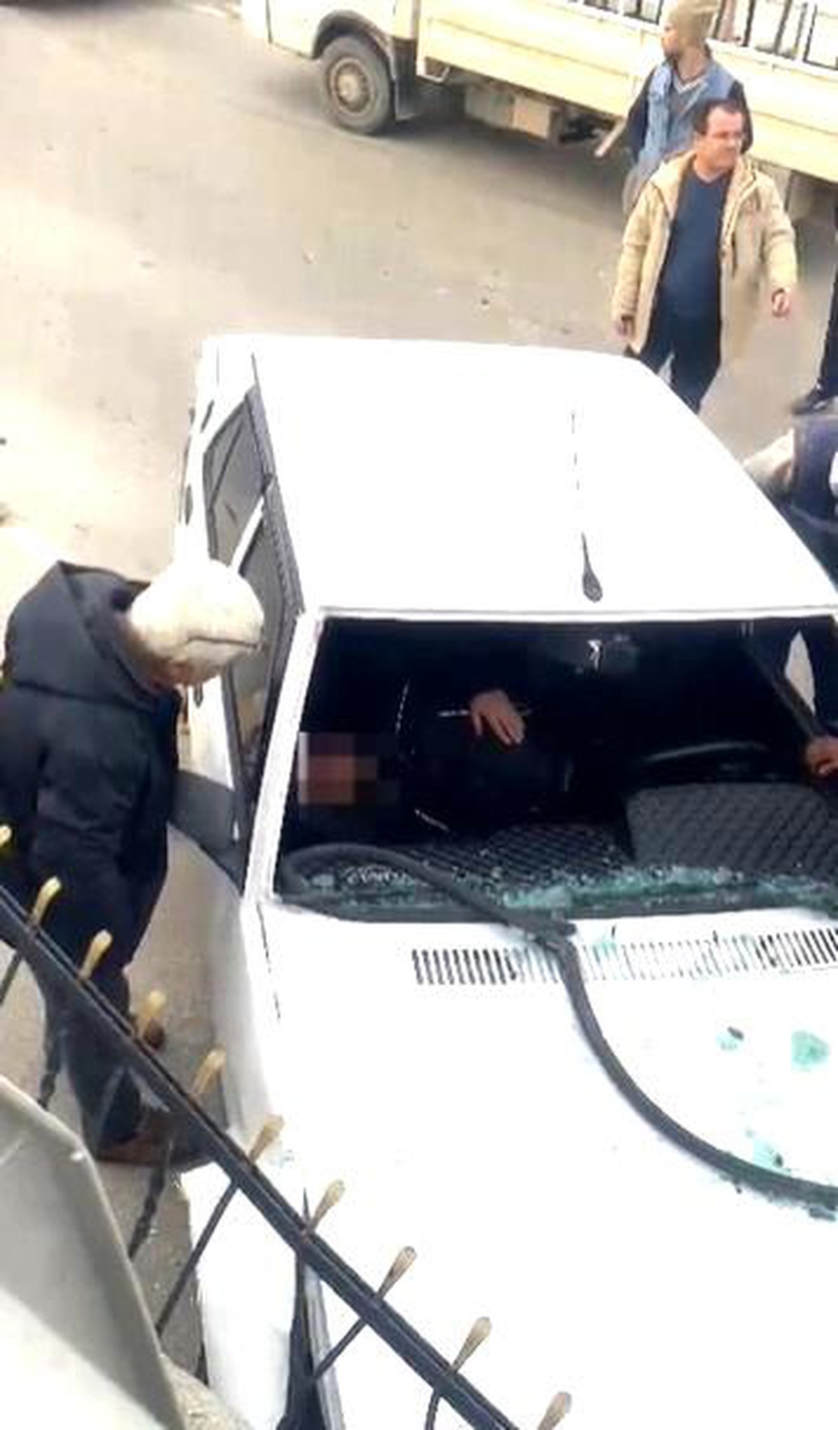 Minibüsle kafa kafaya çarpışan otomobilin sürücüsü yaralandı