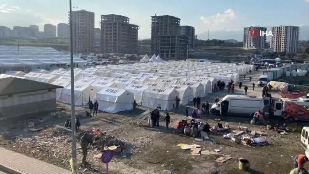 MSB: "Mehmetçik, deprem bölgelerinde çadır kurmaya, sıcak yemek dağıtmaya, bölgeye gönderilen yardımları ulaştırmaya devam ediyor"