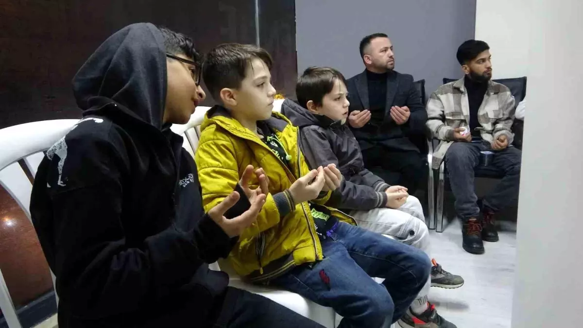 Pendik\'te 30 depremzede, depremde hayatını kaybedenler için düzenlenen mevlide katıldı