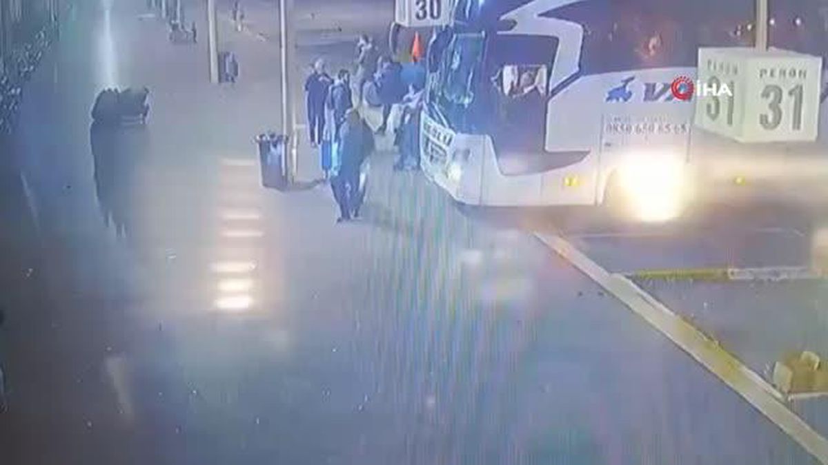 Polis, deprem için yardıma geldiği ileri sürülen şahsın çantasındaki uyuşturucuyu böyle yakaladı