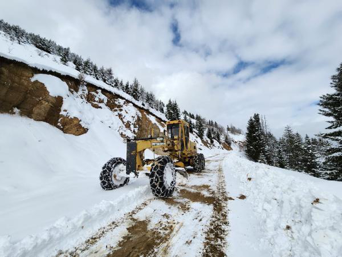 Rize ve Artvin\'de 549 köy yolu, kardan kapalı