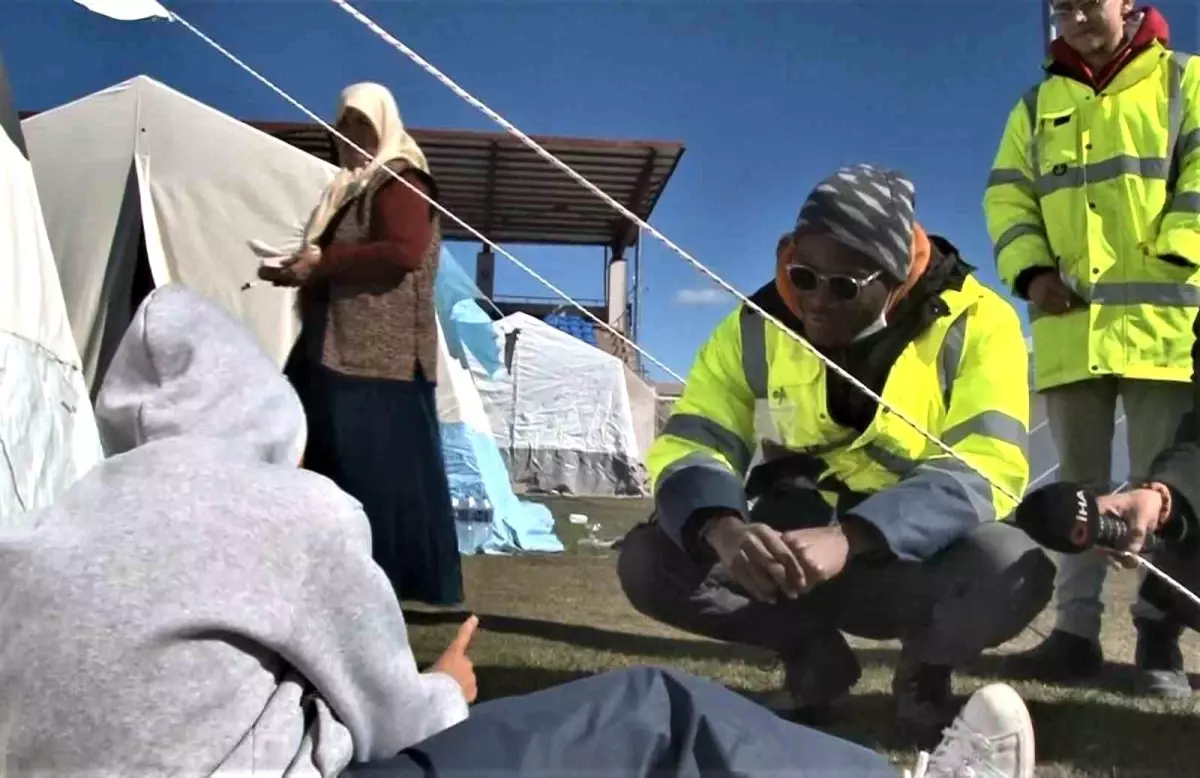 "Türkiye\'ye borcumu ödemeliyim" diyen Afrikalı öğrenci soluğu deprem bölgesinde aldı