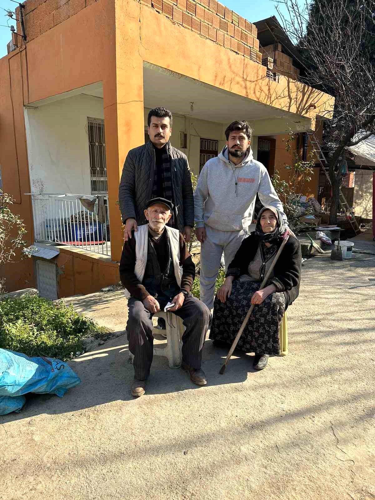 Ünlü şef Can, 30 kişilik ekibiyle depremzedelere yemek dağıttı