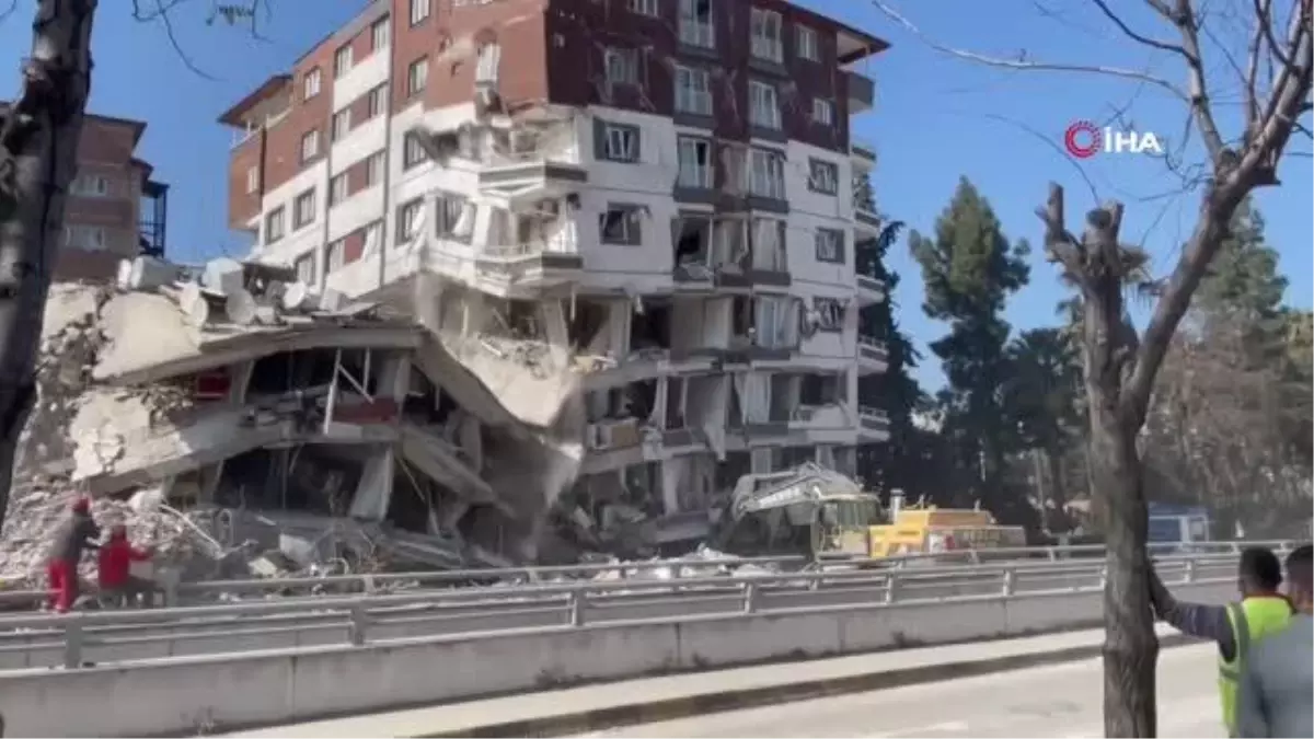 Yıkım yaparken enkaz altında kalmaktan son anda kurtulan kepçe operatörü Vedat Yıldırım, o anları anlattı