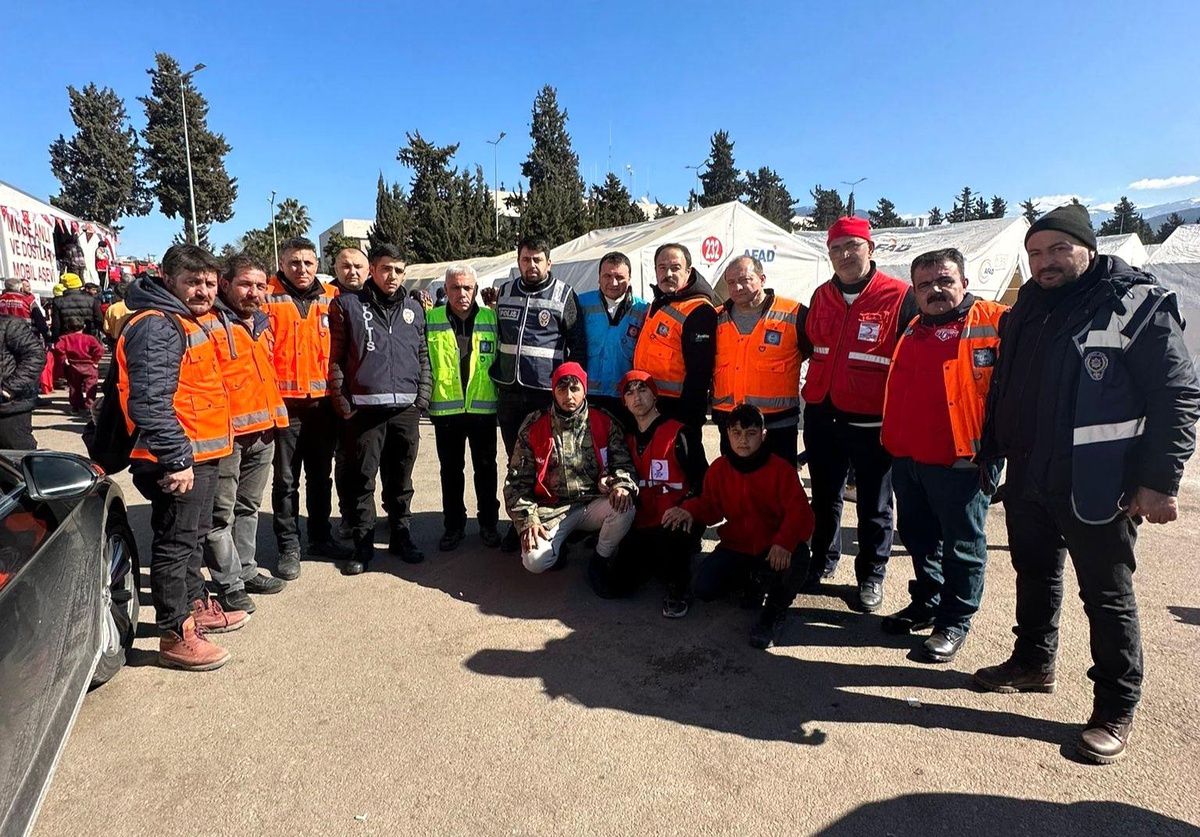 Ankara oto esnafı deprem bölgesinde bulunan çocukları oyuncaklarla buluşturdu