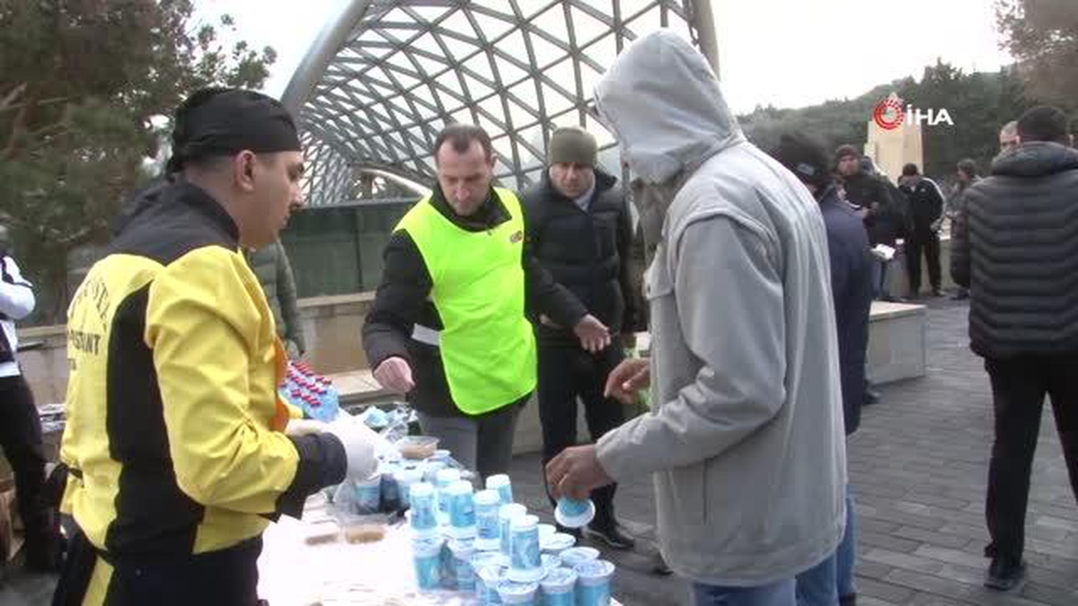 Bakü\'de camide depremlerde hayatını kaybedenler için helva dağıtıldı