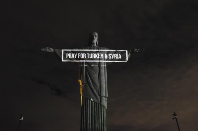 Brezilya'da Kurtarıcı İsa heykeli Türkiye ve Suriye'deki depremlerde hayatını kaybedenler anısına aydınlatıldı