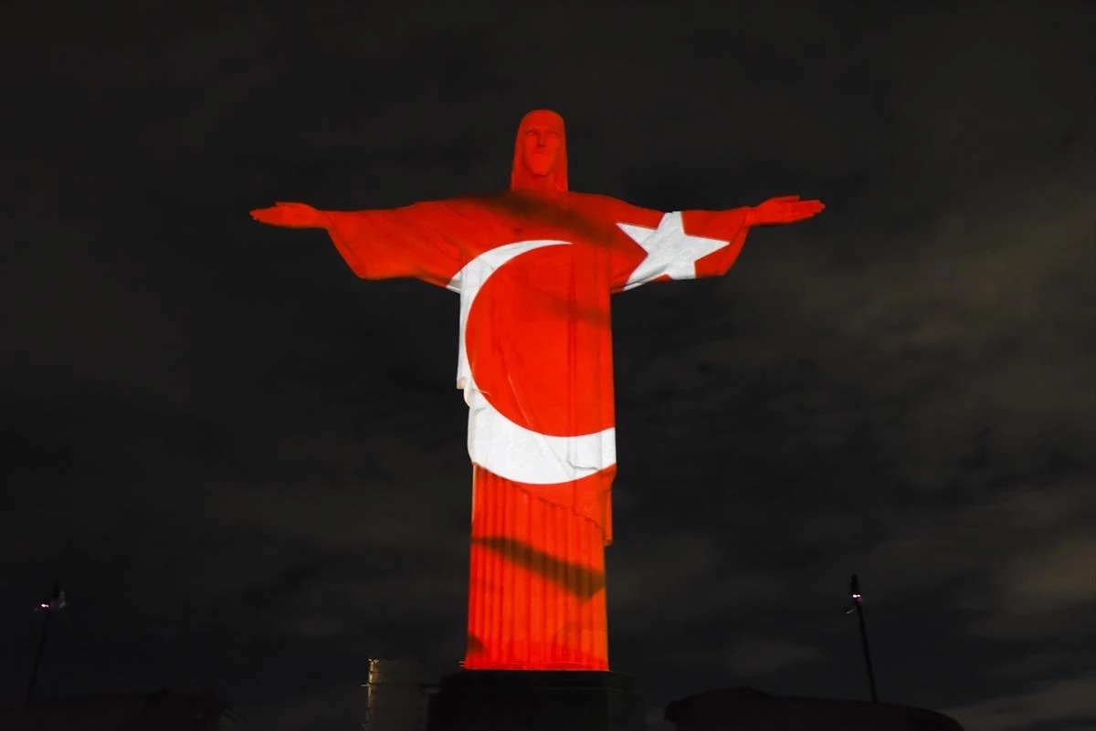 Brezilya\'da Kurtarıcı İsa heykeline Türk bayrağı yansıtıldı