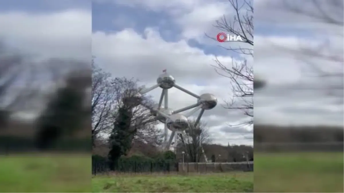 Brüksel\'in simgesi Atomium\'da Türk bayrağı dalgalandı