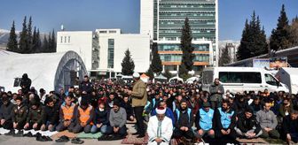 Deprem bölgesinde vatandaşlar, cuma namazı için çadır mescitler ve çevresinde saf tuttu