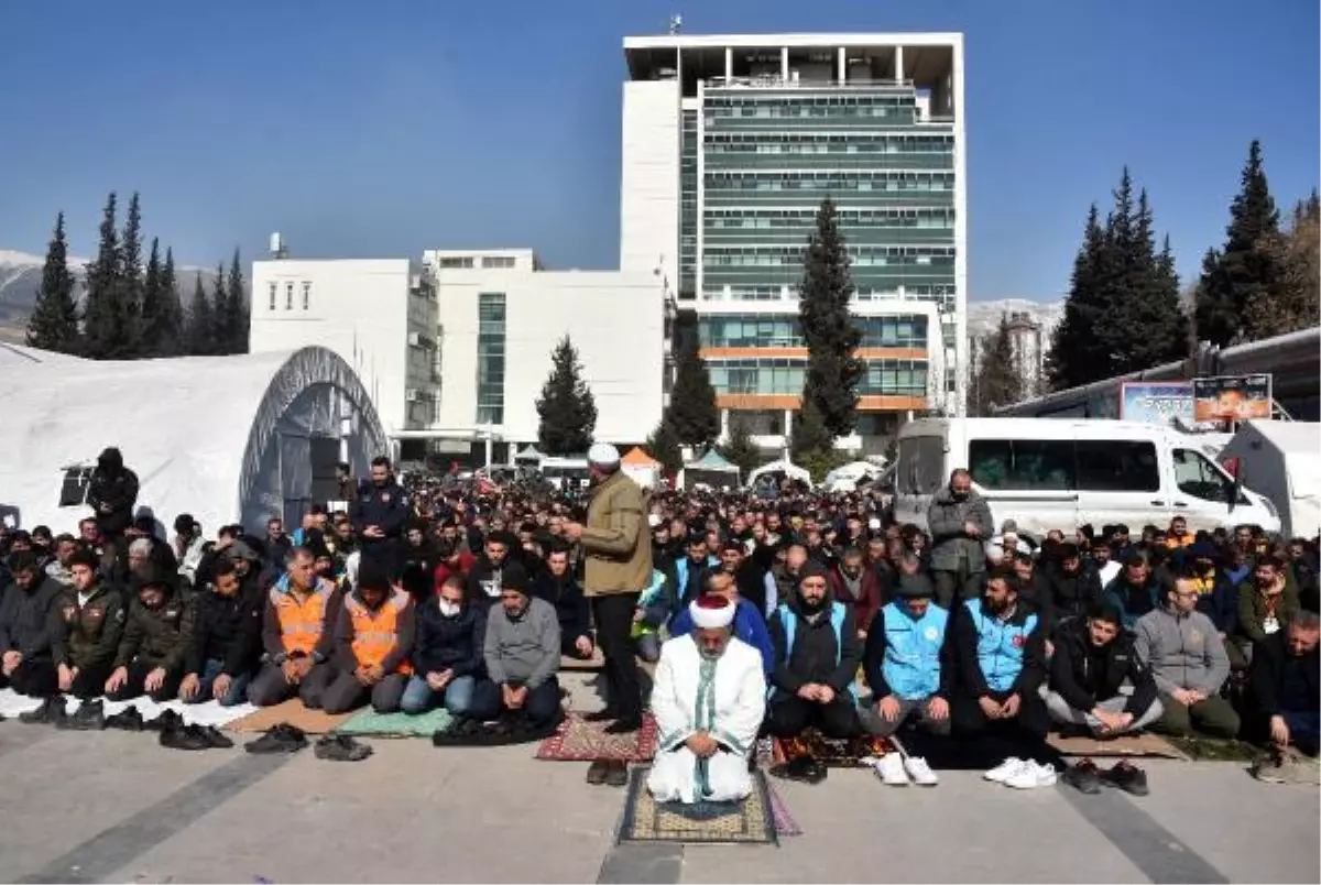 Deprem bölgesinde vatandaşlar, cuma namazı için çadır mescitler ve çevresinde saf tuttu