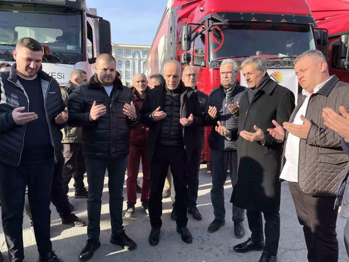 Deprem bölgesine giden yardım tırları dualarla uğurlandı