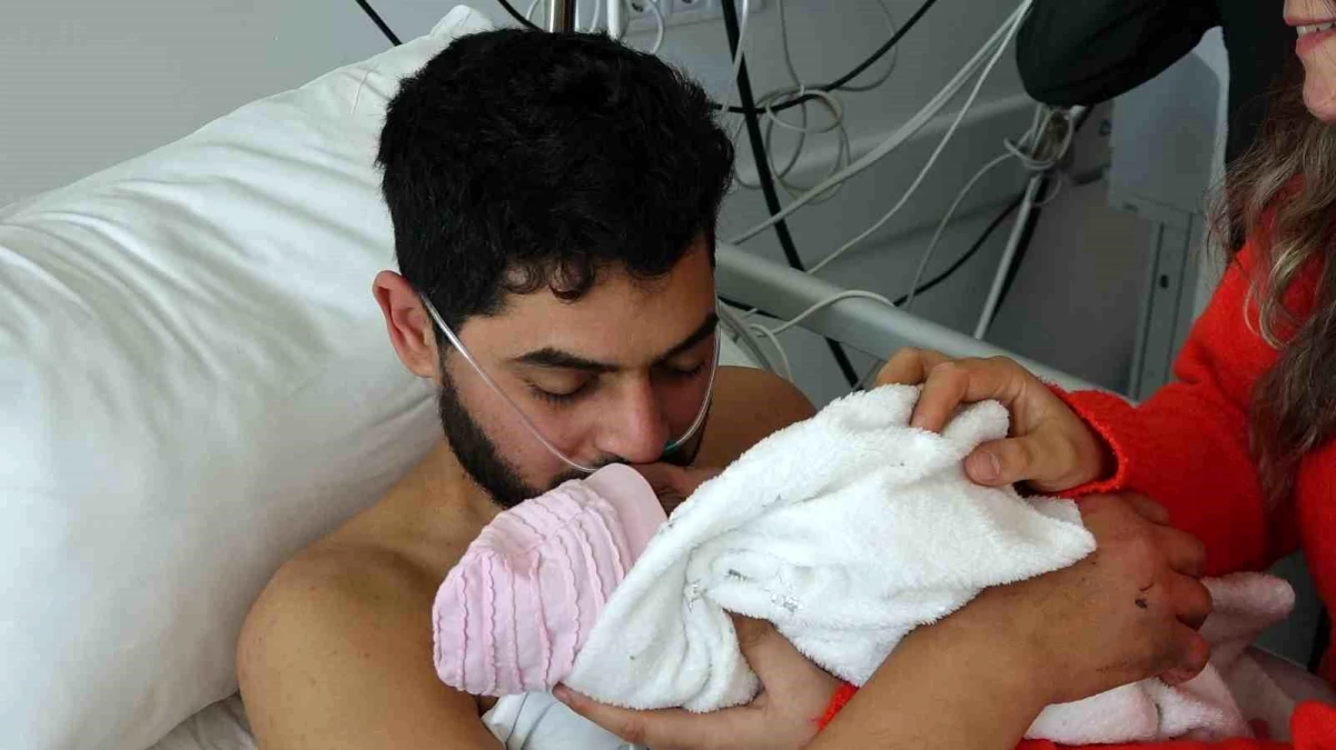 Deprem gecesi baba olmuş... 261 saat sonra kurtarılan Mustafa Avcı, eşi ve bebeğiyle buluştu