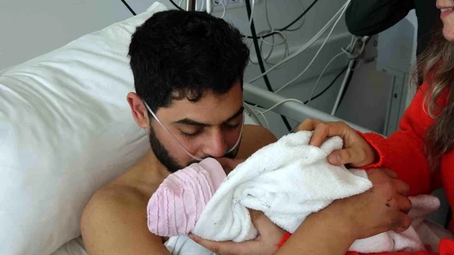 Deprem gecesi baba olmuştu! 12 gün sonra enkazdan kurtarılan Mustafa Avcı, eşi ve bebeğiyle buluştu