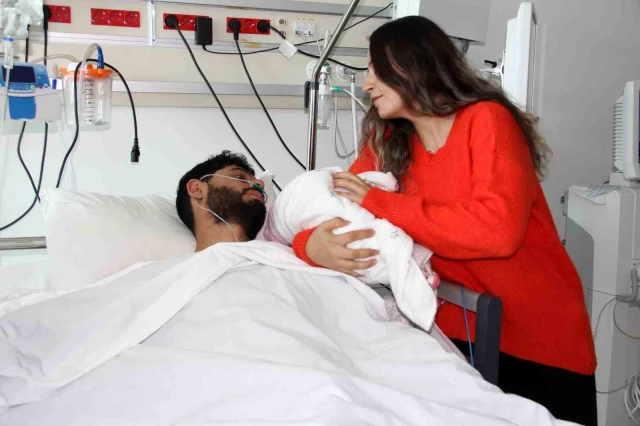 Deprem gecesi baba olmuştu! 12 gün sonra enkazdan kurtarılan Mustafa Avcı, eşi ve bebeğiyle buluştu