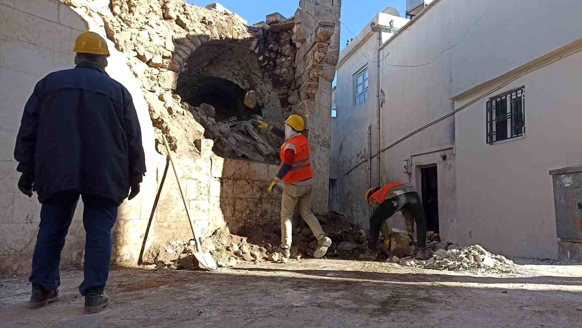 Deprem sonrası Eyyübiye\'nin tarihi sokaklarındaki molozlar kaldırılıyor