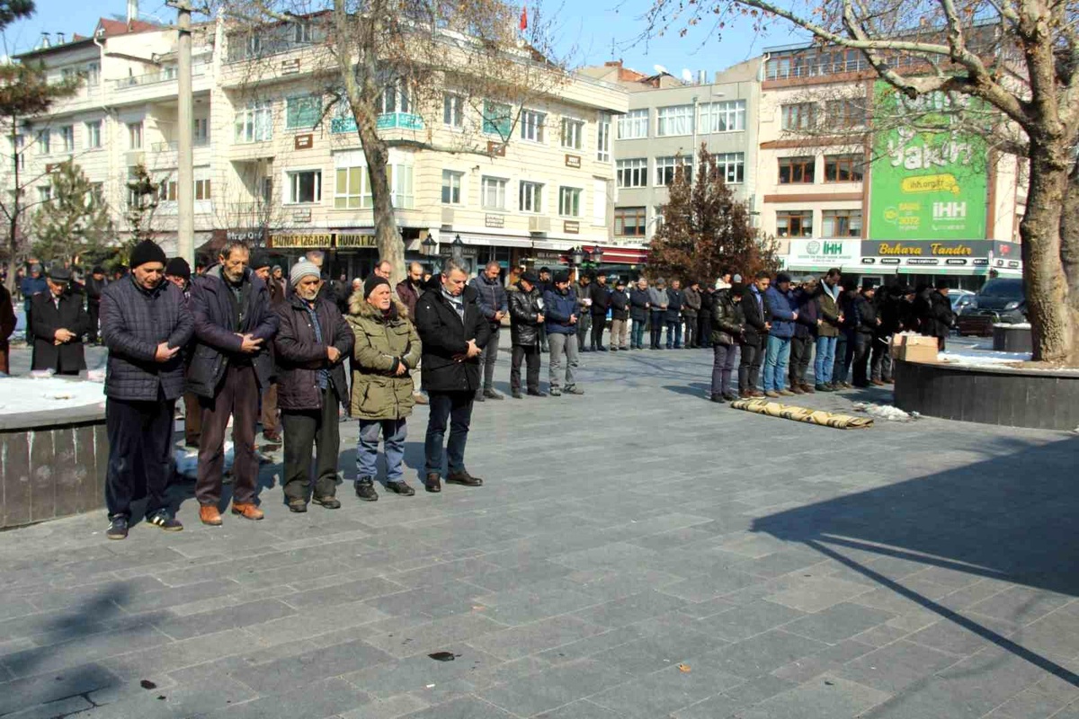 İç Anadolu\'daki camilerde depremlerde vefat edenler için gıyabi cenaze namazı kılındı