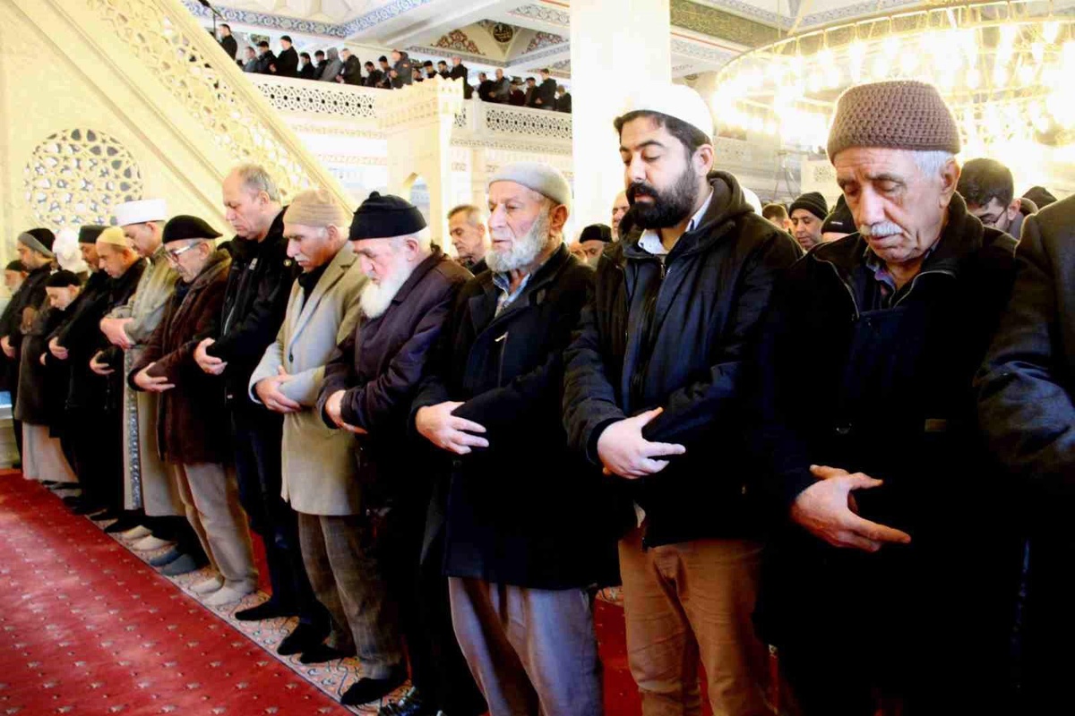 Depremde hayatını kaybedenler için Konya\'da gıyabi cenaze namazı kılındı