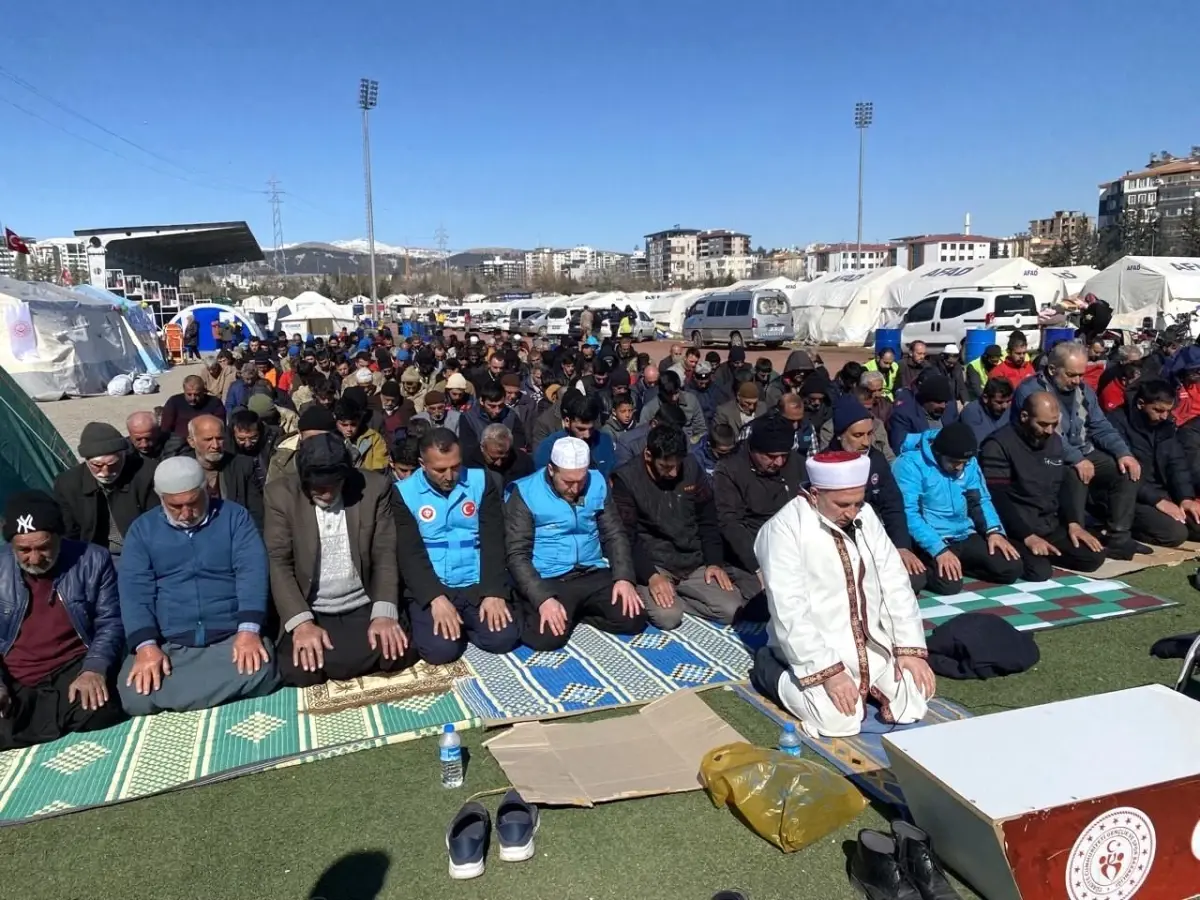 Depremden sonra ilk cuma namazı çadır kentte kılındı