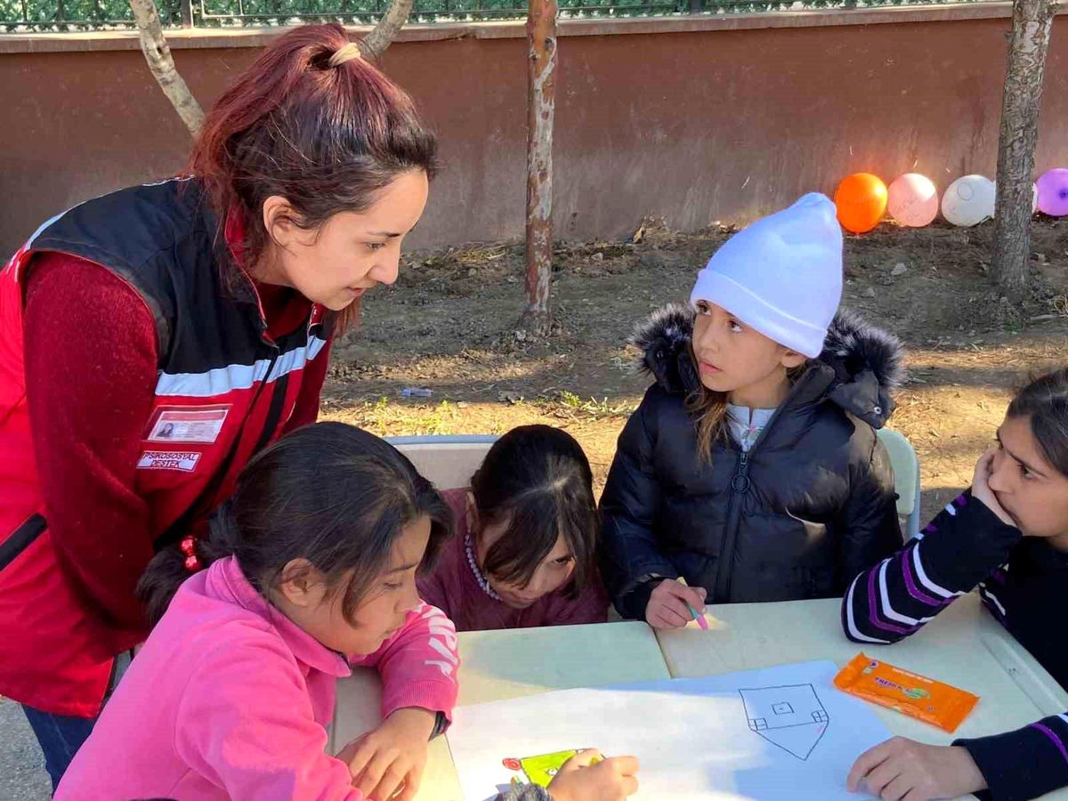 Depremzede çocuklara Muğla\'dan giden ekipler psikososyal destek sağlıyor